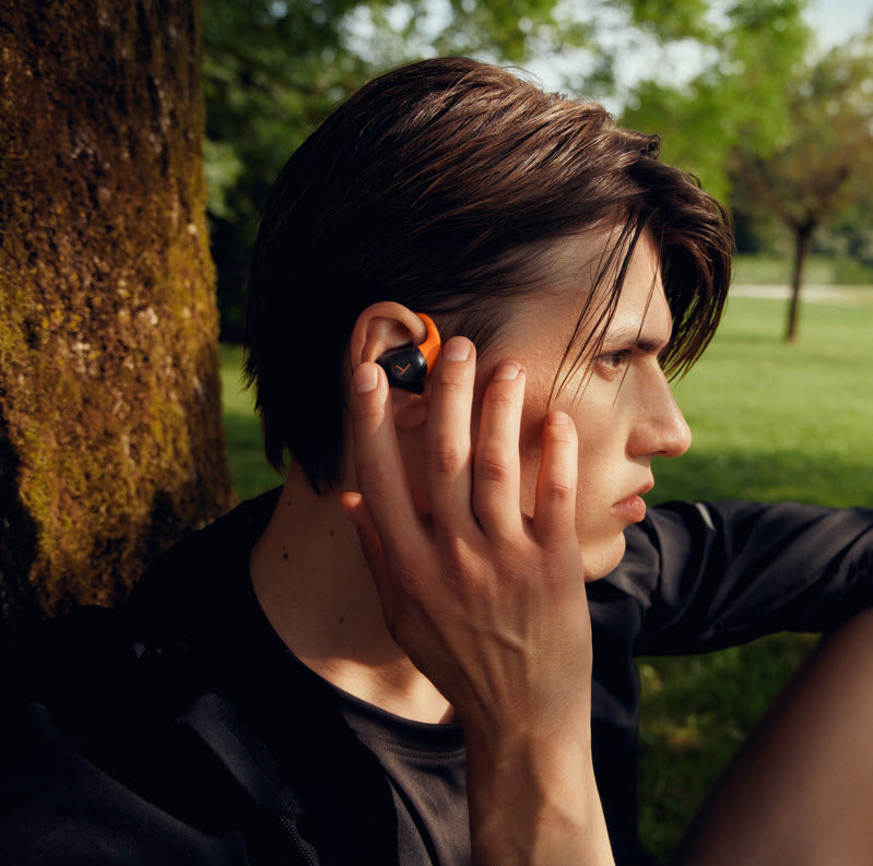 Whether it’s a city run or a trail through nature: the secure fit and open sound give you the freedom and motivation to go the distance. Hear what matters. Move freely.