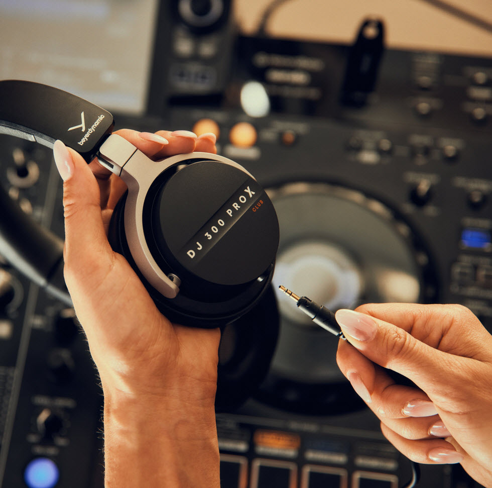 DJ / Studio headphone with detachable cable