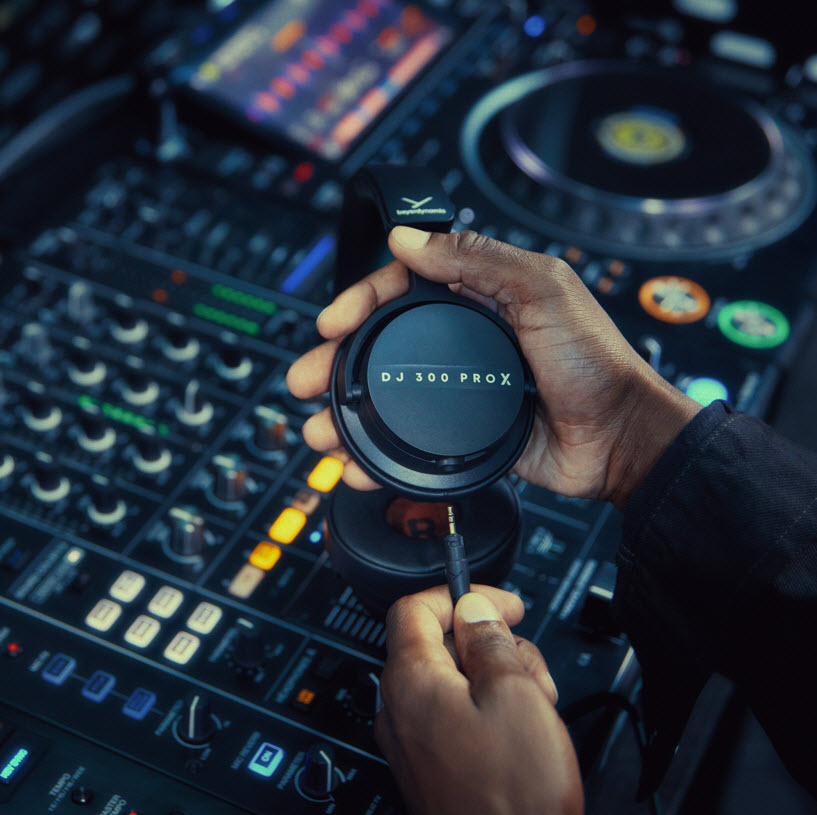 Plug-N-play DJ headphone