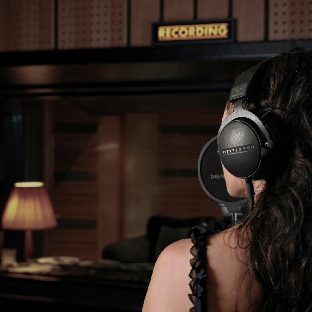 An ideal closed capsule studio headphone for live recording