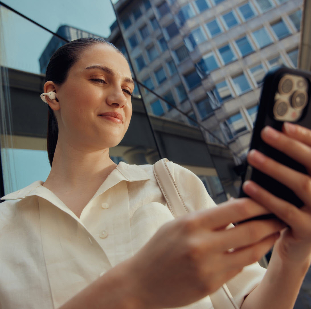 Thanks to its open design, the clip earbud lets you hear your surroundings and your personal soundtrack at the same time. Perfect for your urban lifestyle, daily commute – or anywhere you want to stay alert