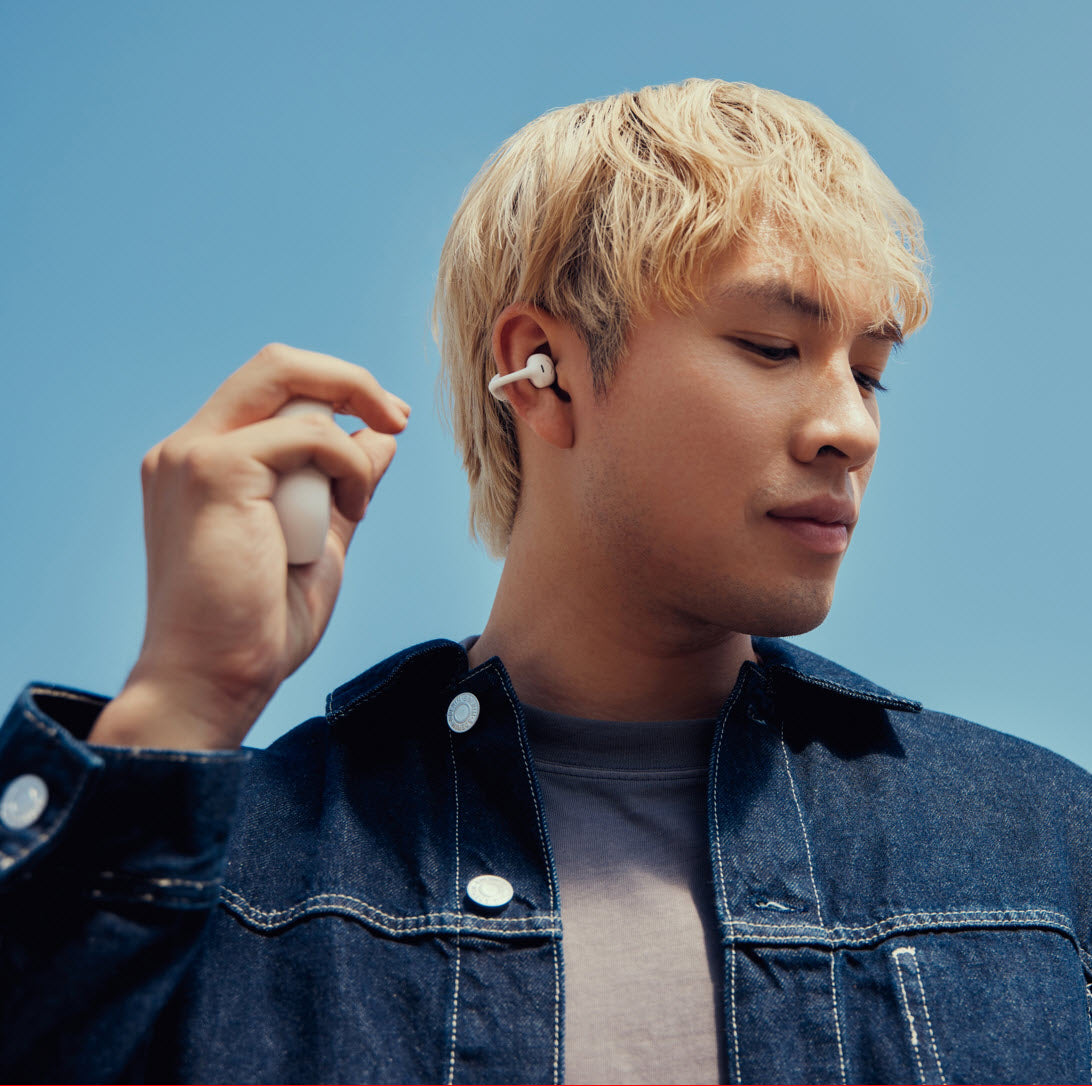 The C-shaped earbud curves around your ear in an open arc, providing a secure fit without pressure on the ear canal. Its weight is evenly distributed across the
outer ear – for long-lasting comfort.