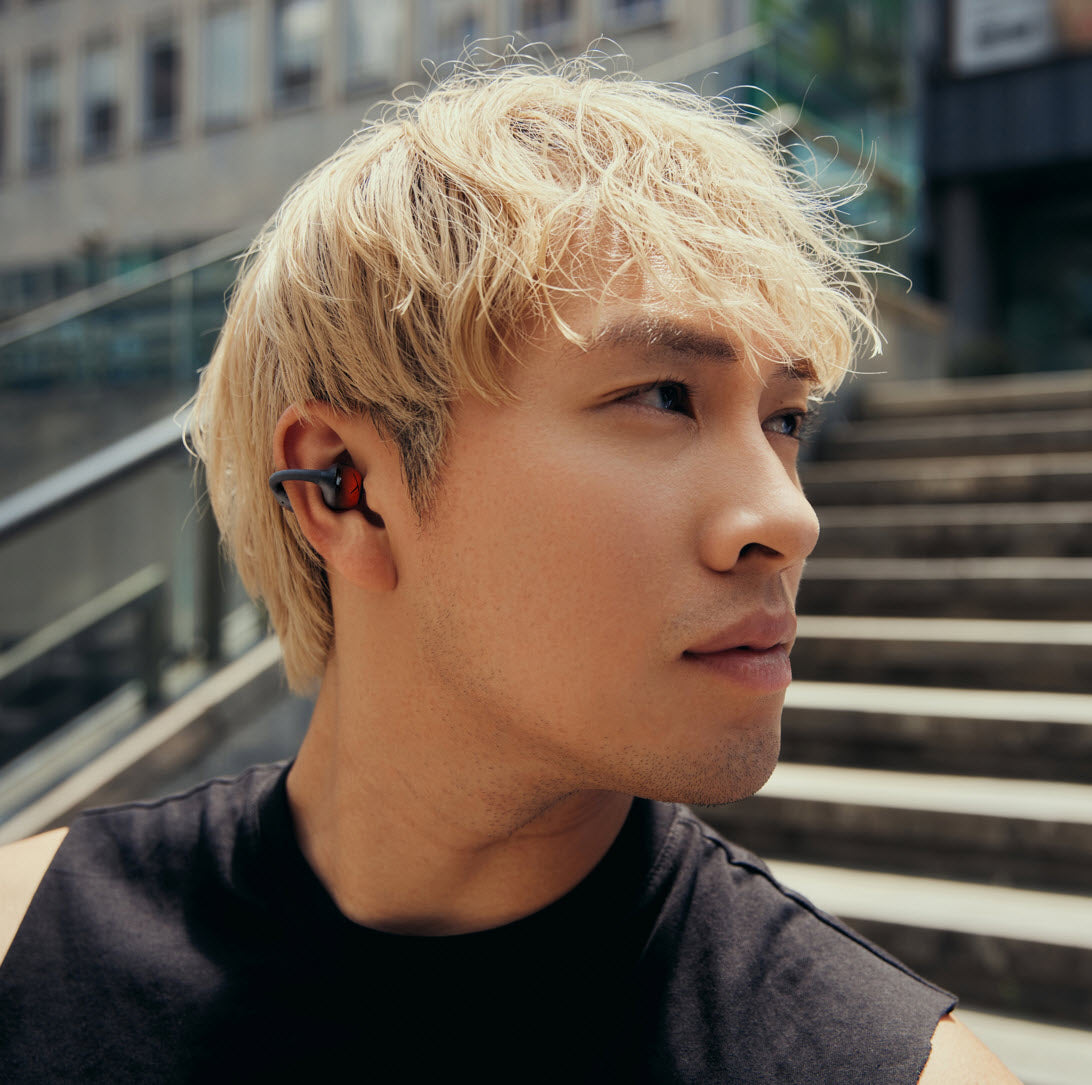 Long battery life with up to 20hours of use from a clip-on earphone