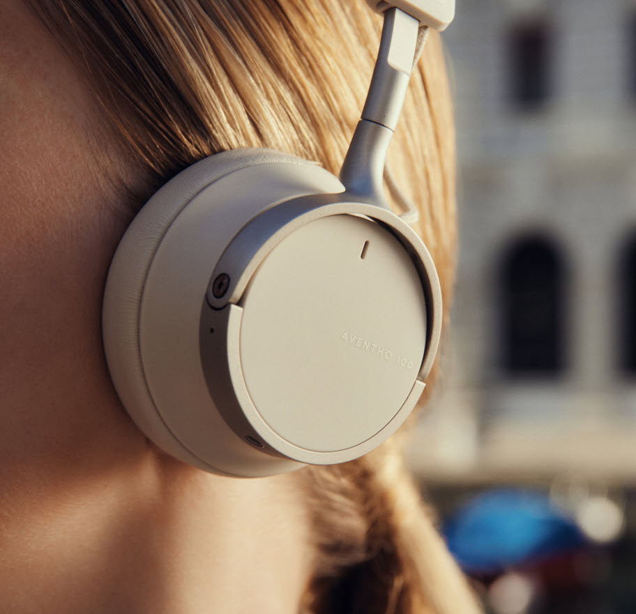 When needed, your surroundings can also be brought back in at the touch of a button. In addition, excellent voice clarity ensures that every mobile meeting or phone call is a pleasure – no matter where you are.
