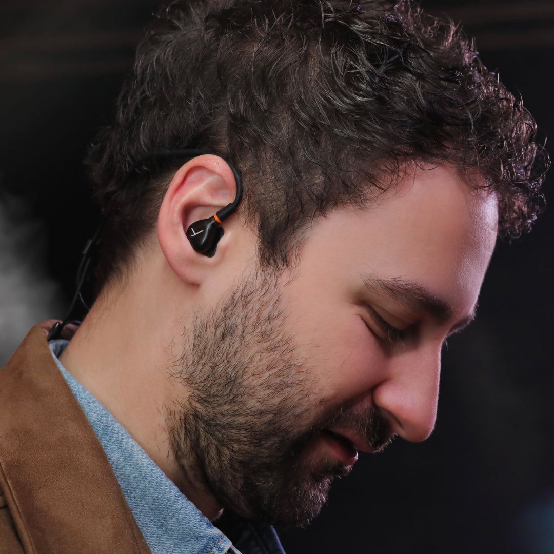 The dynamic driver system boasts stunning resolution and clarity, as distortion is reduced to a minimum.