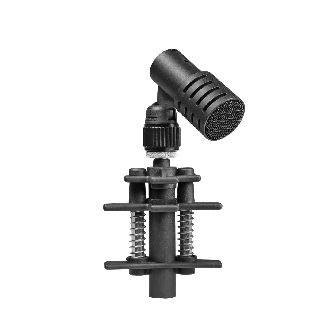 Dynamic microphone for drums and percussion with a supercardioid polar pattern, housed in a compact and robust plastic casing, mounted on a clamp.